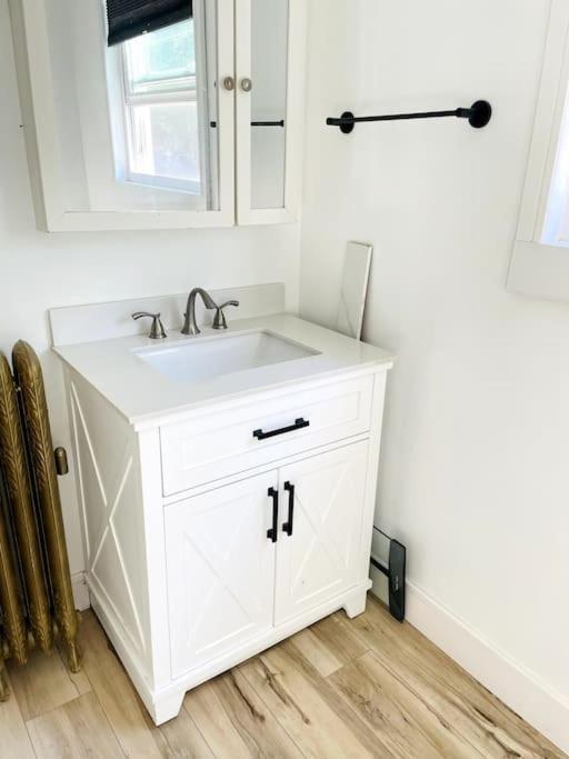 Delightful 2Br Apartment With Balcony - 15 Min From Mohegan Sun- Foxwoods Casinos & Mystic New London Zewnętrze zdjęcie